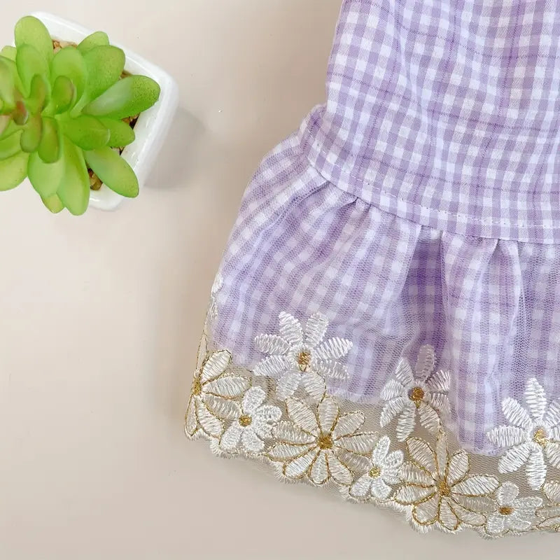 Vestido Elegante – Quadriculado com Flores Bordadas 💜🌸